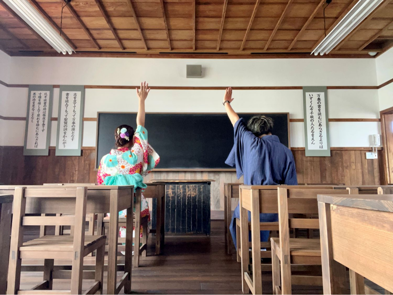 明倫学舎の教室では、学生時代を思い出して学校ごっこを楽しむことができます。