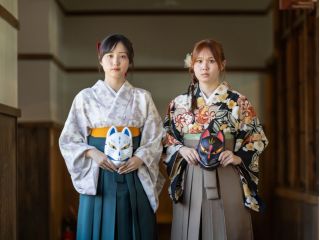 大正ロマンのような 歴女的な気分を味わえる着物と袴の組み合わせです。プランのセットで6種類の中から1つ狐のお面を選べます。