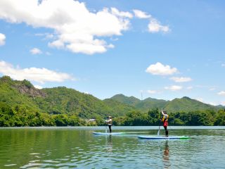 緑あふれる穏やかな湖をゆったりクルージングします。