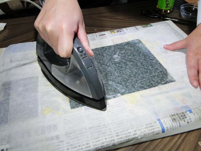 上からキッチンペーパーを重ね、 アイロンで蜜ろうが均等浸み込む様に加熱します
