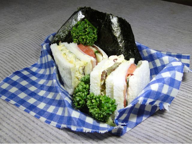 蜜ろうを浸み込こませて作る蜜ろうラップは、抗菌性にも優れ自由な形が作れます。例えばお弁当容器の代わりに使った例です。