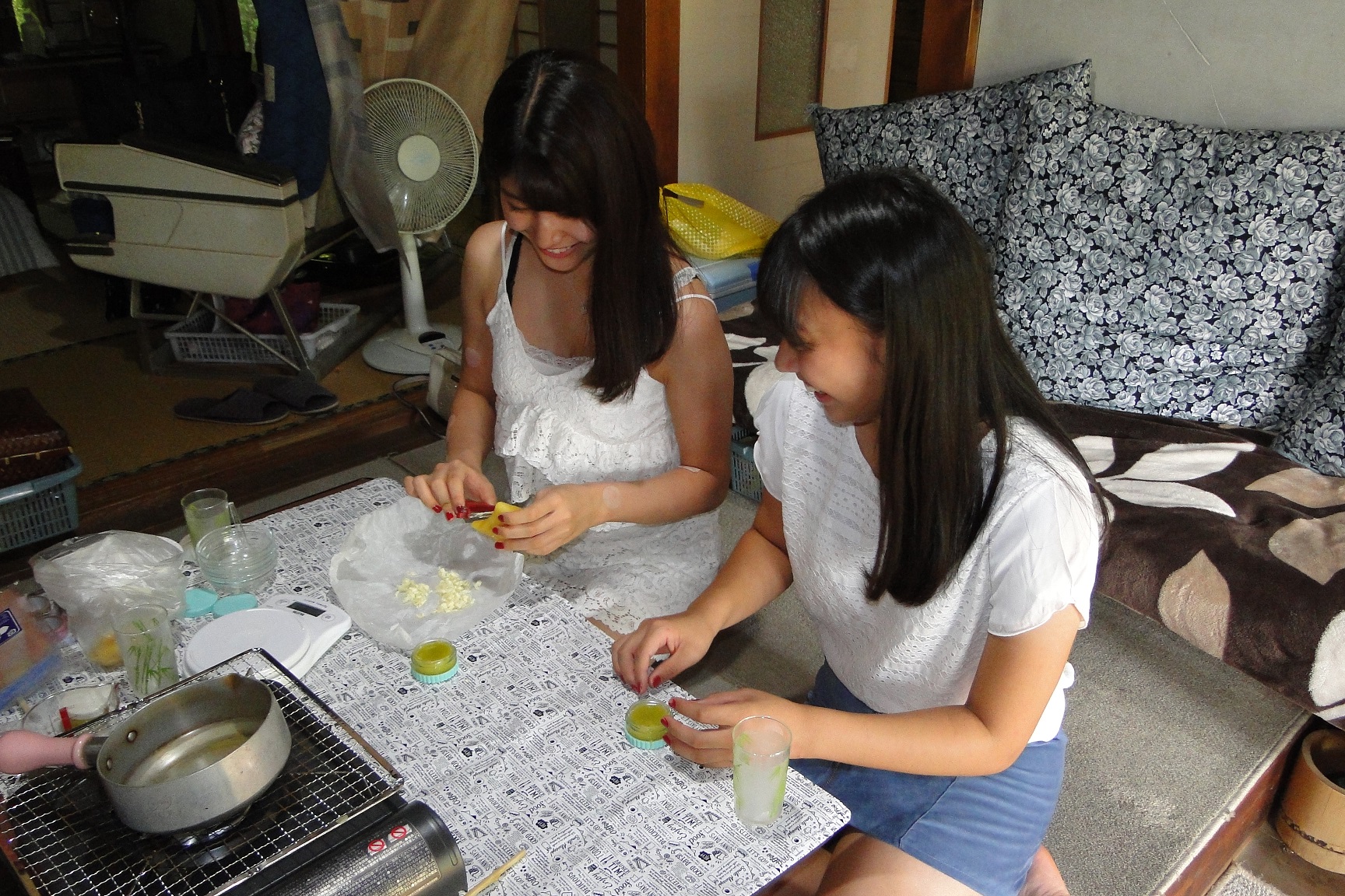 蜜ろうブロックは固いので削ります