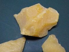 みつばちの巣を精製した蜜ろうブロック