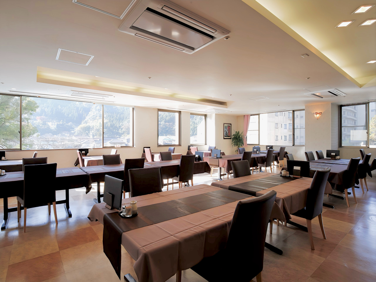 �y2�K���X�g�����z�傫�ȑ�����͎O������X����]�ł��A�J���������ԂƂȂ��Ă��܂��B