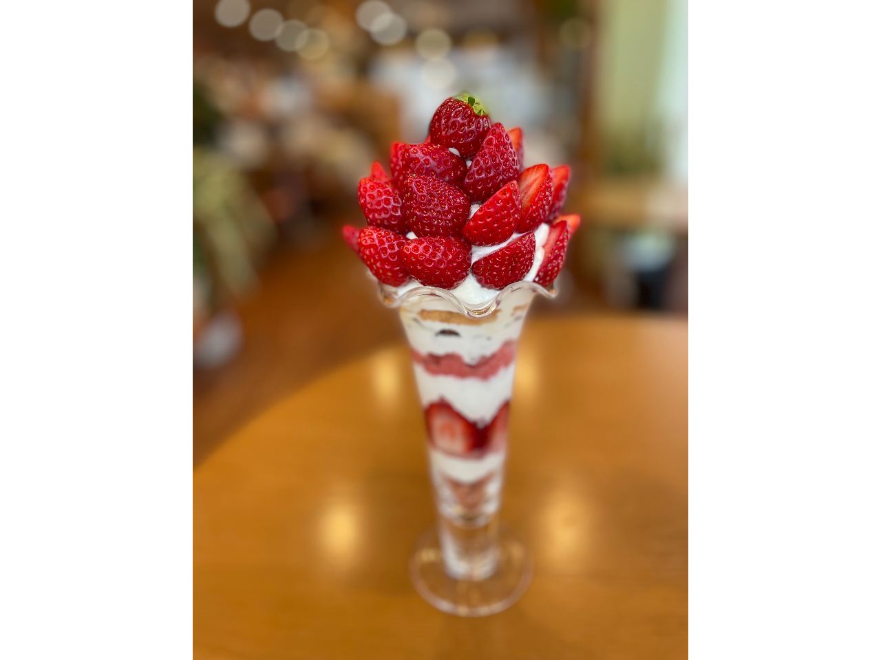 地元農家直送いちごの甘酸っぱさが映える、SNS映え間違いなしのパフェ