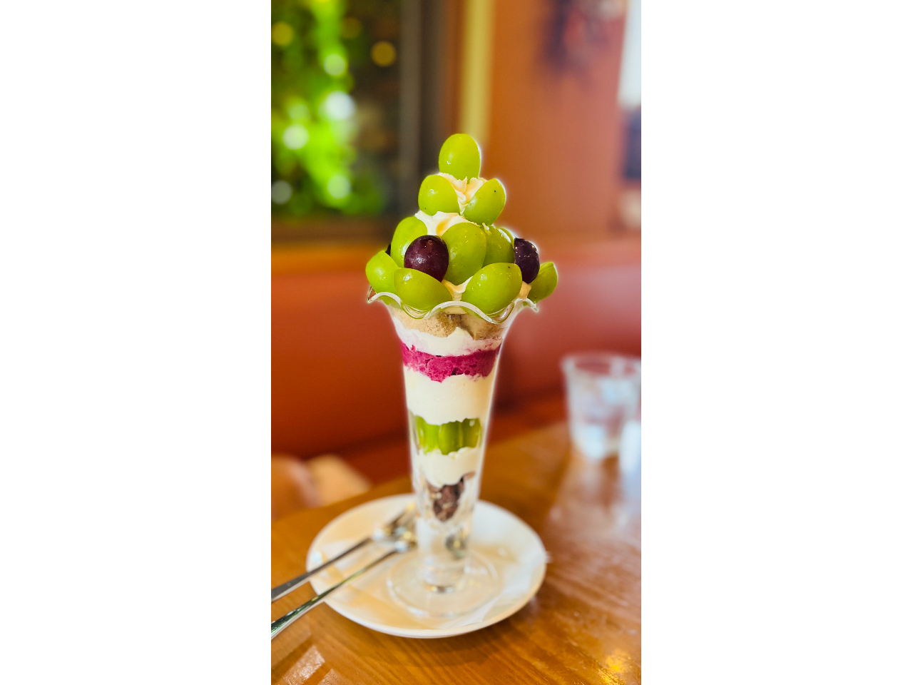 みずみずしいシャインマスカットを贅沢に盛り付けた自慢の一品