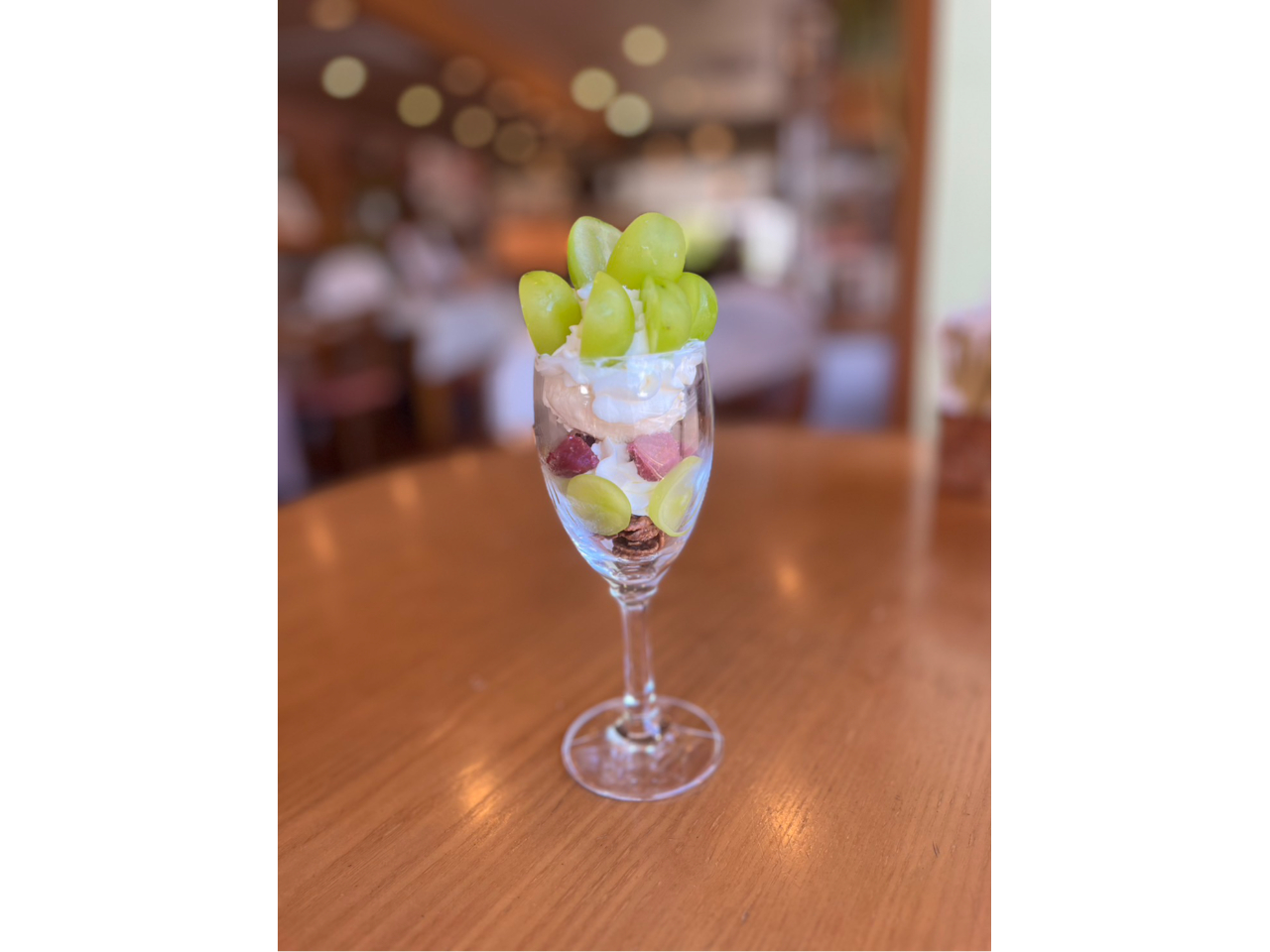 透き通るほどみずみずしいシャインマスカットを山盛りにした贅沢パフェ