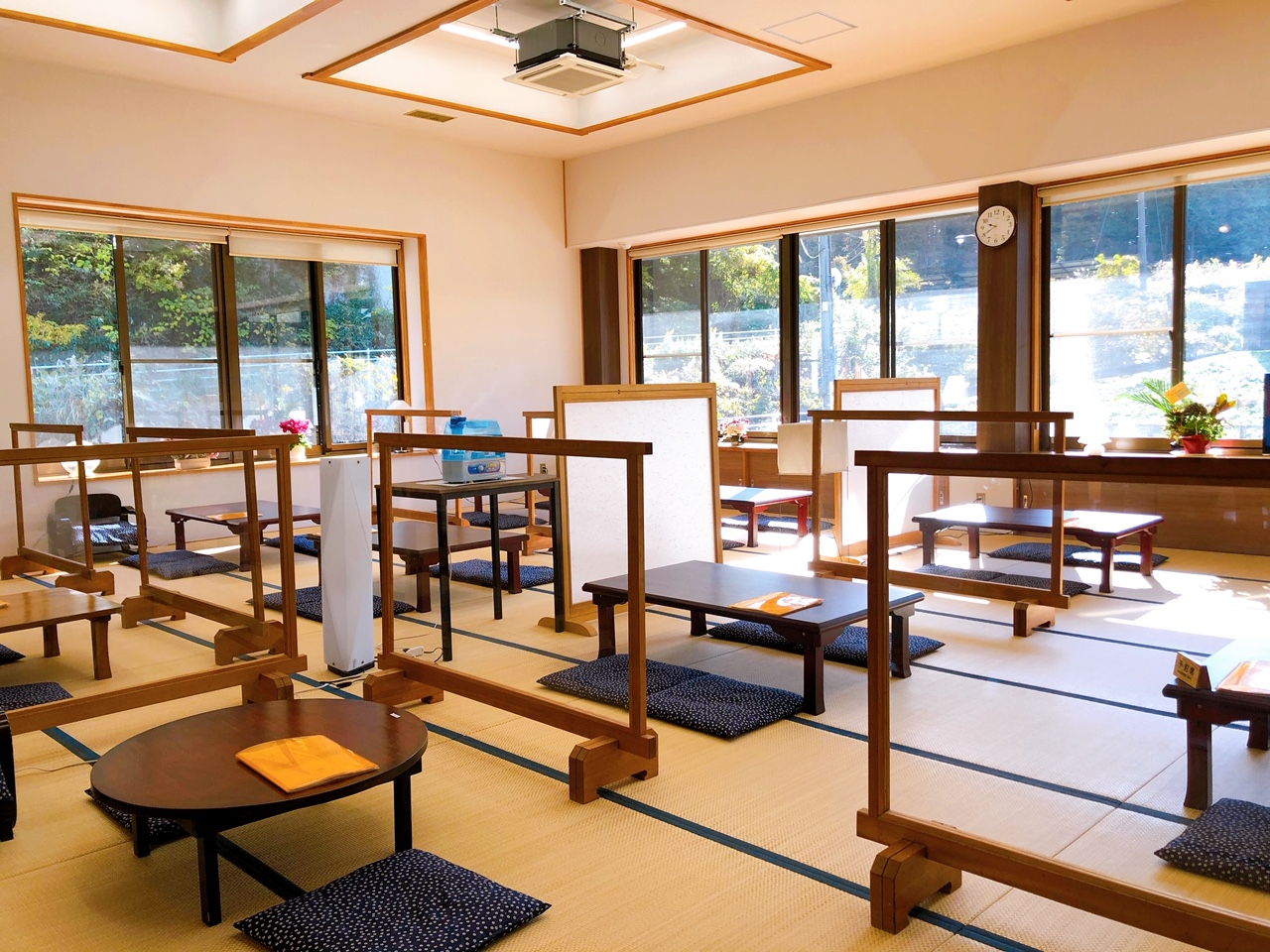 お休み処(和室40畳)には、なつかしい”ちゃぶ台”も。換気はもちろん、アクリル板の衝立(衝立)も設置しているので、安心してご利用いただけます。