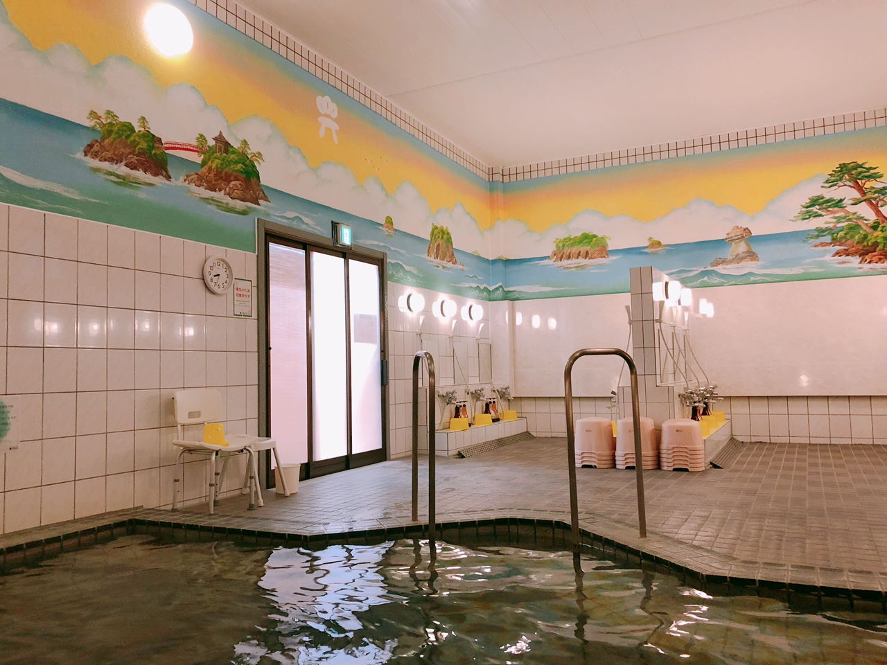 浴室では、壁二面に描かれた松島湾のペンキ絵を眺めながら、ホンワカ&ゆったりとご入浴を楽しめます〜