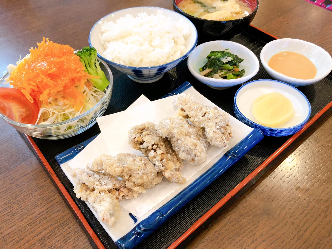 無化調の手づくり”から揚げ”や天然の出汁の”芭蕉ラーメン”が人気のお食事処。写真は、イワシ鯨を使った”鯨の竜田揚げ定食”。塩釜市場から仕入れています。