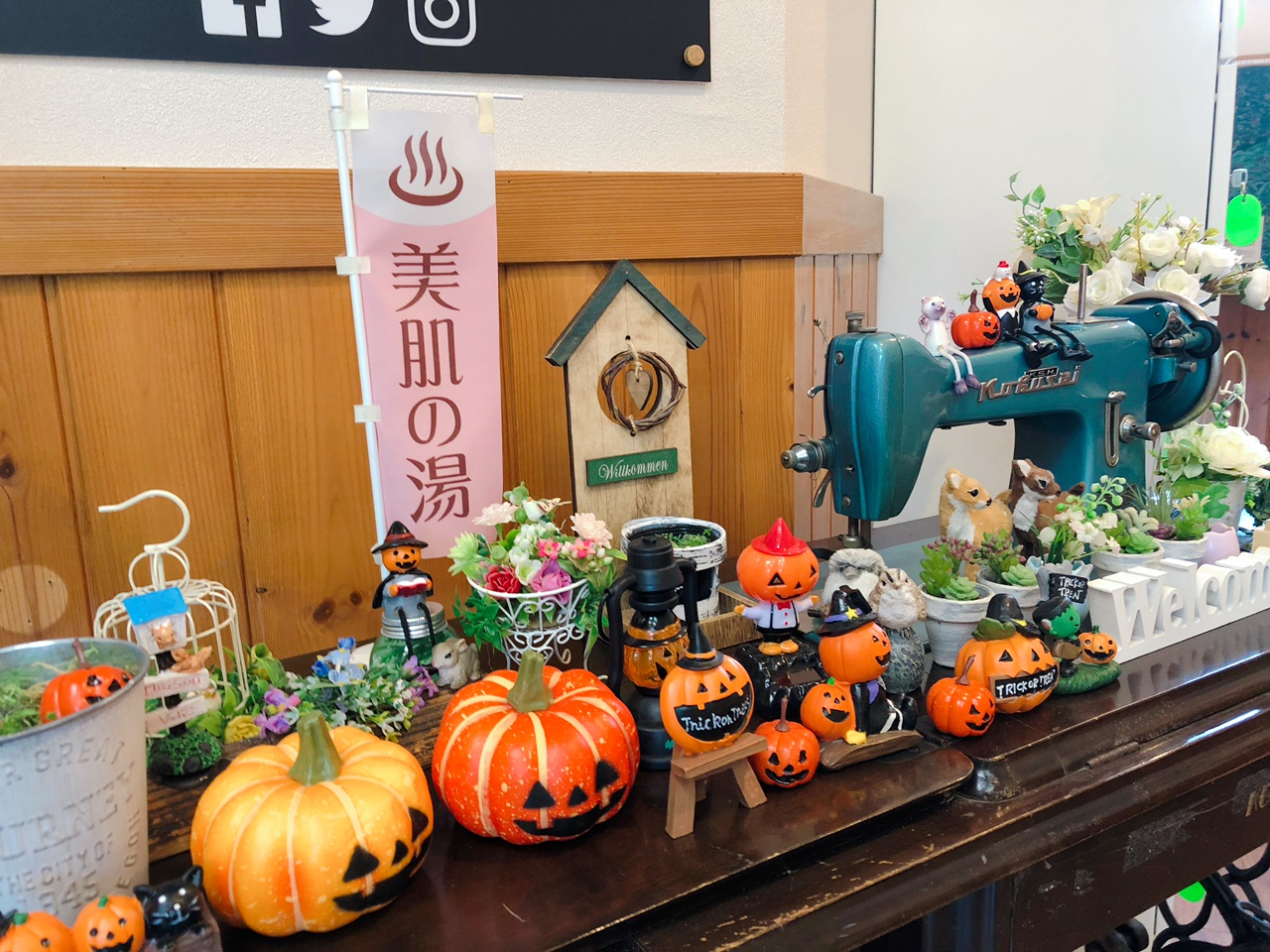 館内は、なつかしいグッズや飾り物が散りばめられています。ちびっこ向けの駄菓子屋コーナーもあり、大人から子供まで、みんなで楽しくお過ごしいただけます。