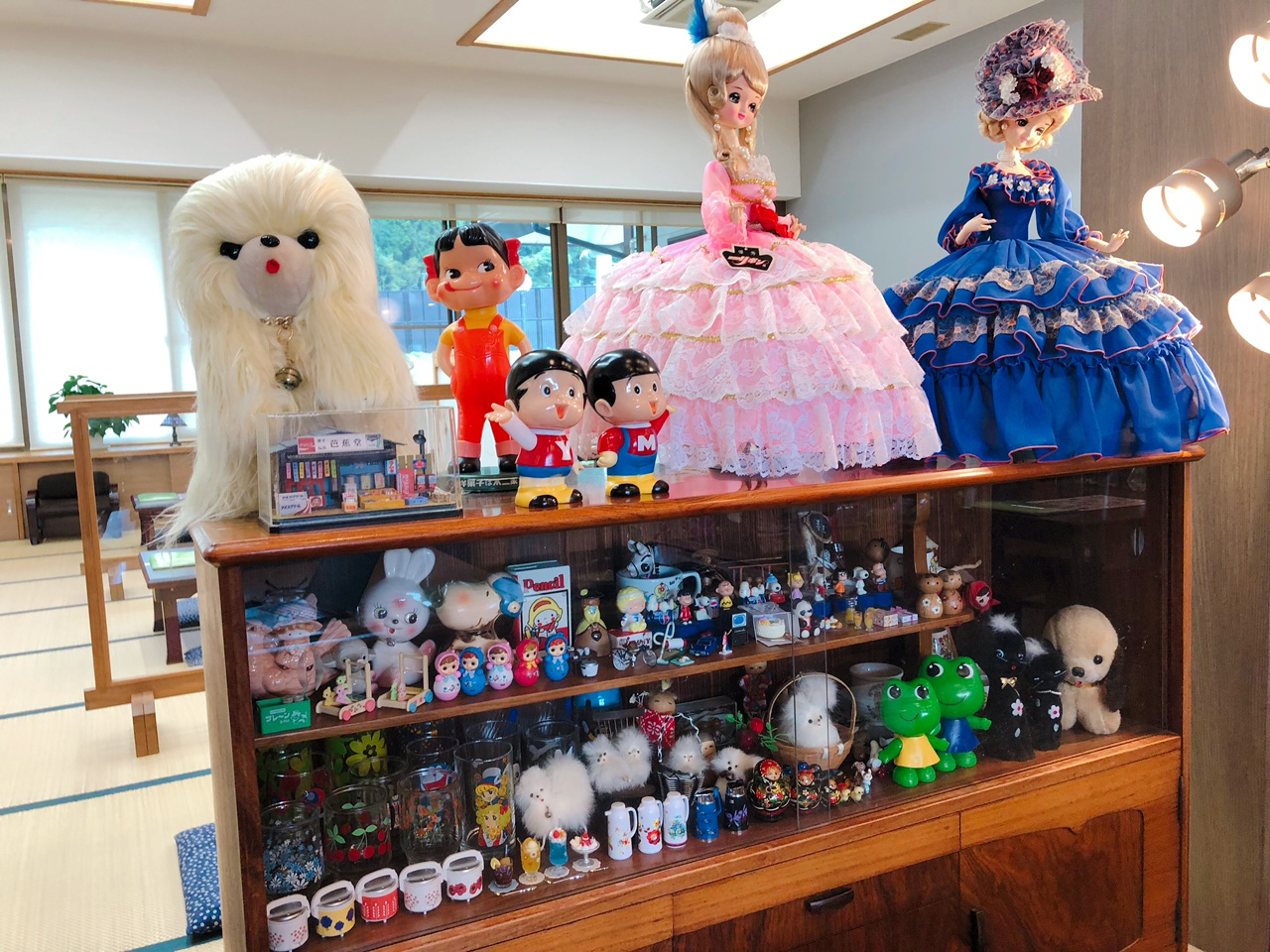 館内は、なつかしいグッズや飾り物が散りばめられています。ちびっこ向けの駄菓子屋コーナーもあり、大人から子供まで、みんなで楽しくお過ごしいただけます。