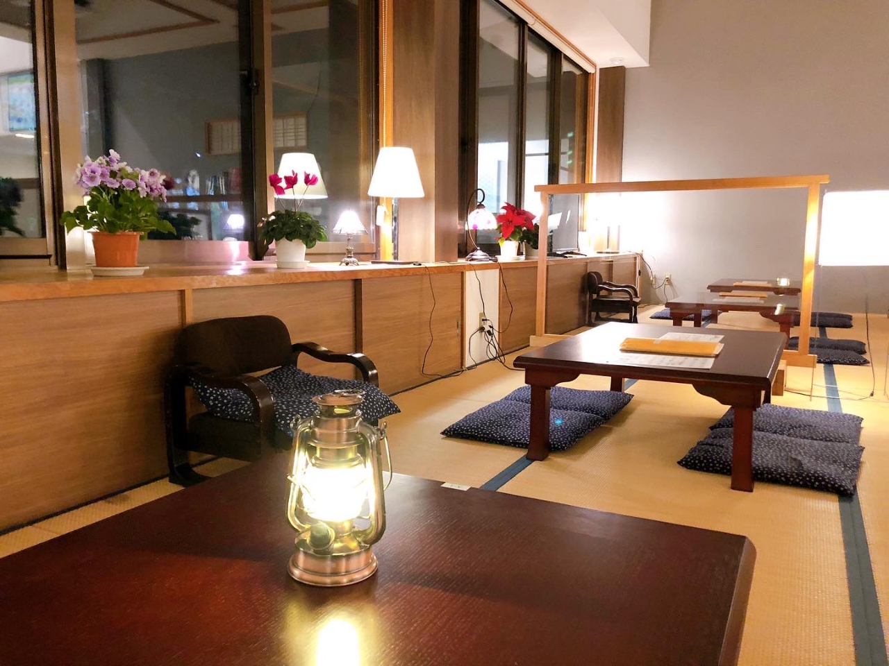 平日の夕方17時〜20時(最終入館:19時30分)までは、大広間は間接照明とランタンの灯りの中、静かな音楽を楽しみながらゆったりとお過ごしいただけます。