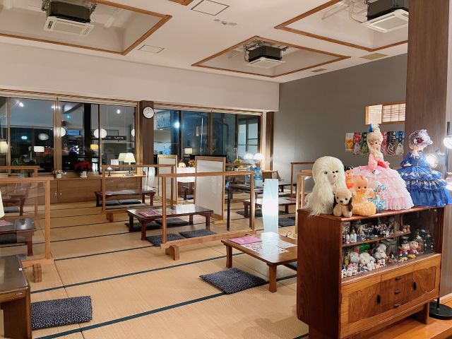 お休み処(和室40畳)には懐かし”ちゃぶ台”もあります。夜の大広間は間接照明だけになって、テーブルにはランタンの灯りが灯ります。