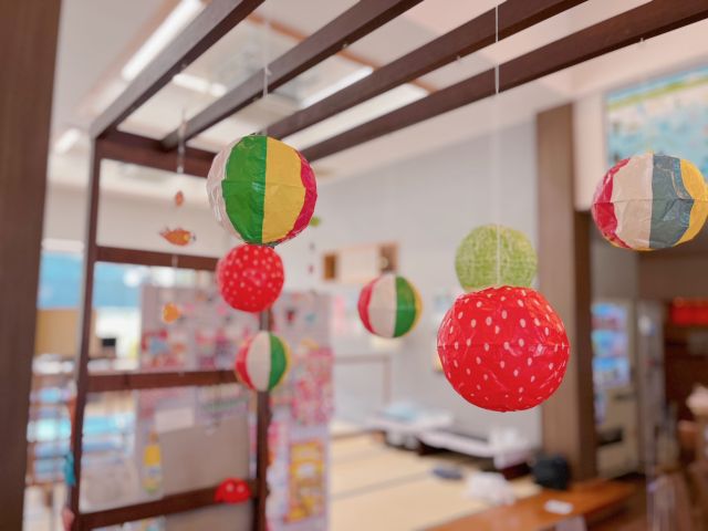 春にはひな祭り、夏には風鈴飾り、秋にはハロウィンなど、季節ごとのイベントや飾りつけもお楽しみいただけます。