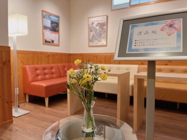 館内は、なつかしいグッズや飾り物が散りばめられています。ちびっこ向けの駄菓子屋コーナーもあり、大人から子供まで、みんなで楽しくお過ごしいただけます。