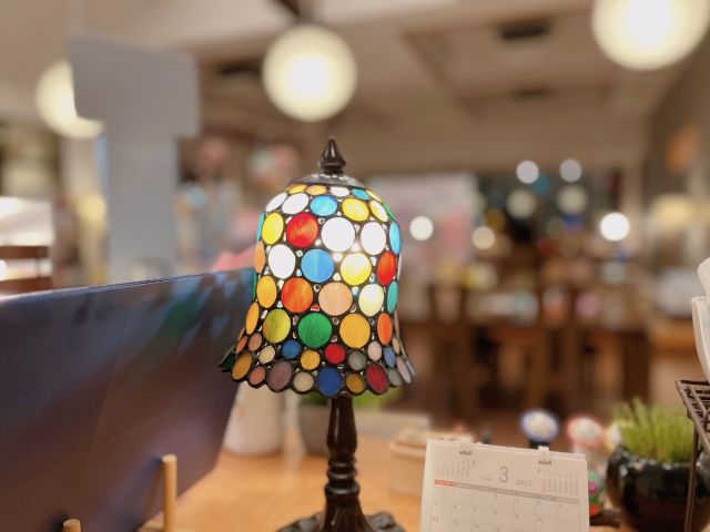 松島海岸から坂を上った山あいに佇む ”芭蕉の湯”。街の喧騒からすこし離れて、観光や散策の疲れを取りながら、ゆっくりとお休みいただけます。