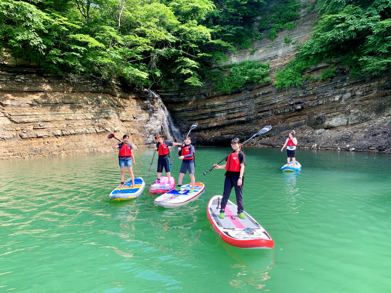 エメラルドグリーンの湖はSUP女子に大人気