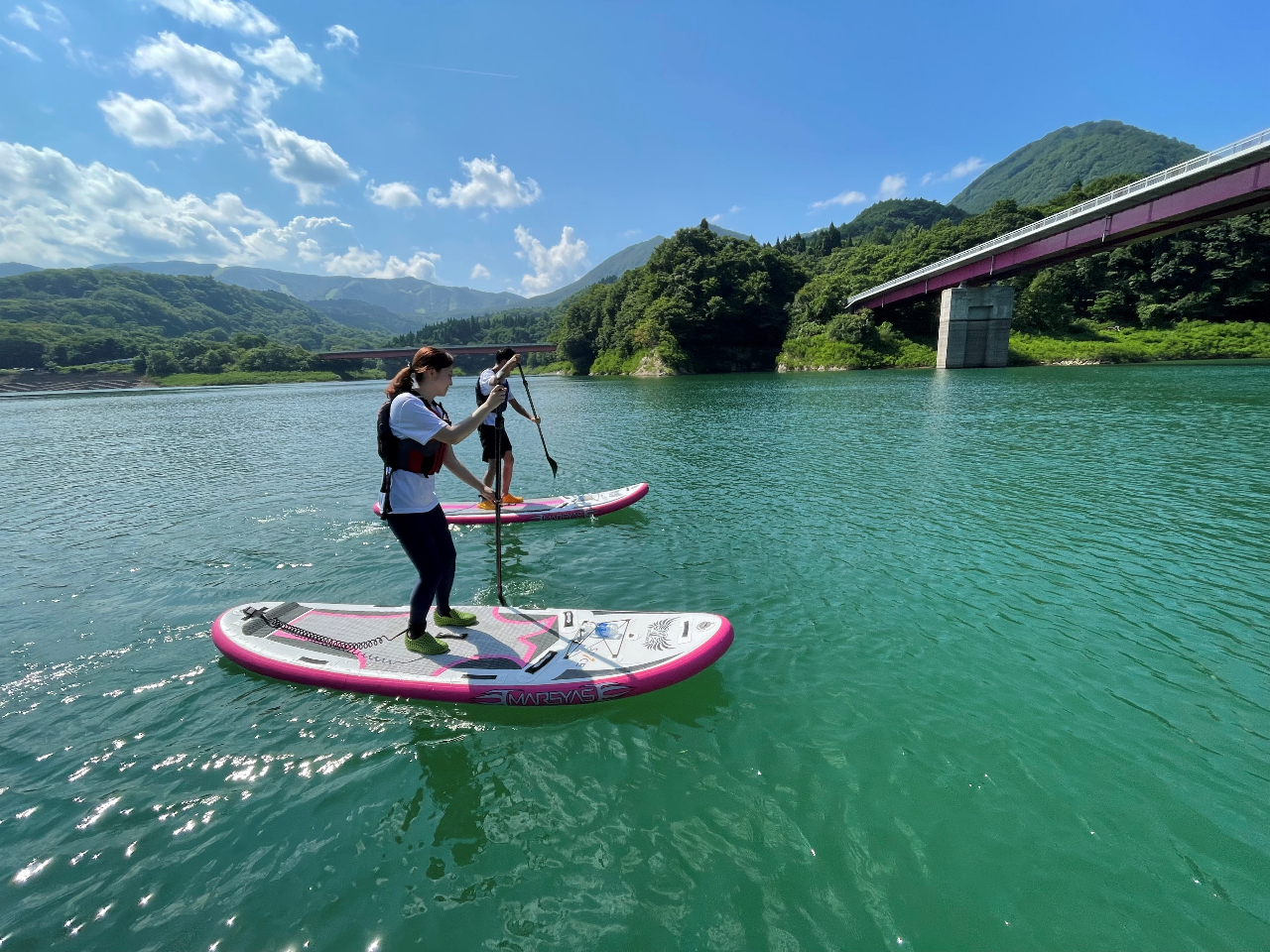 はじめての方も20分ほどの基本動作のレクチャーで立って進めるようになります