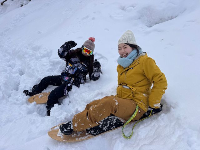 童心に帰って雪まみれで遊ぶ