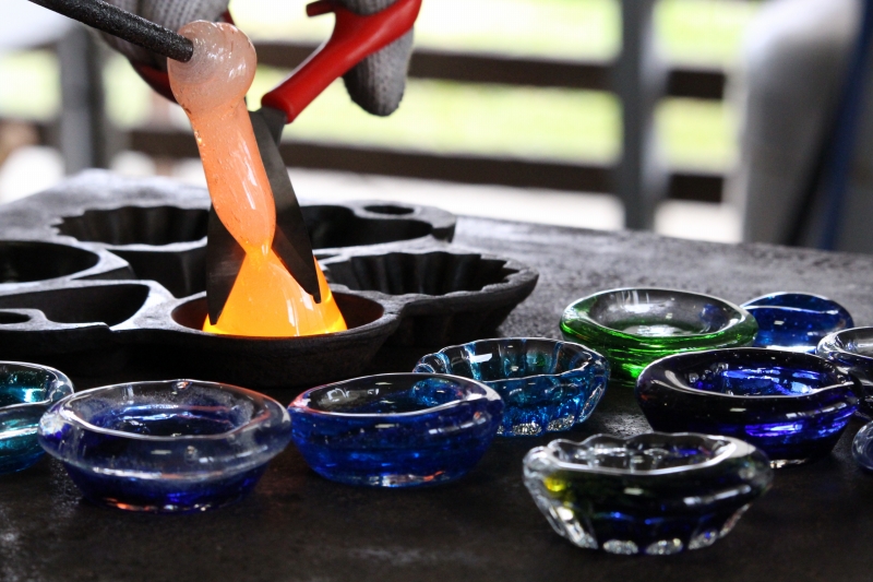 ちび皿製作体験 東シナ海を眺めながらゆったり琉球ガラスちび皿製作体験 2個 Ryukyu Glass Works 海風 じゃらん遊び体験