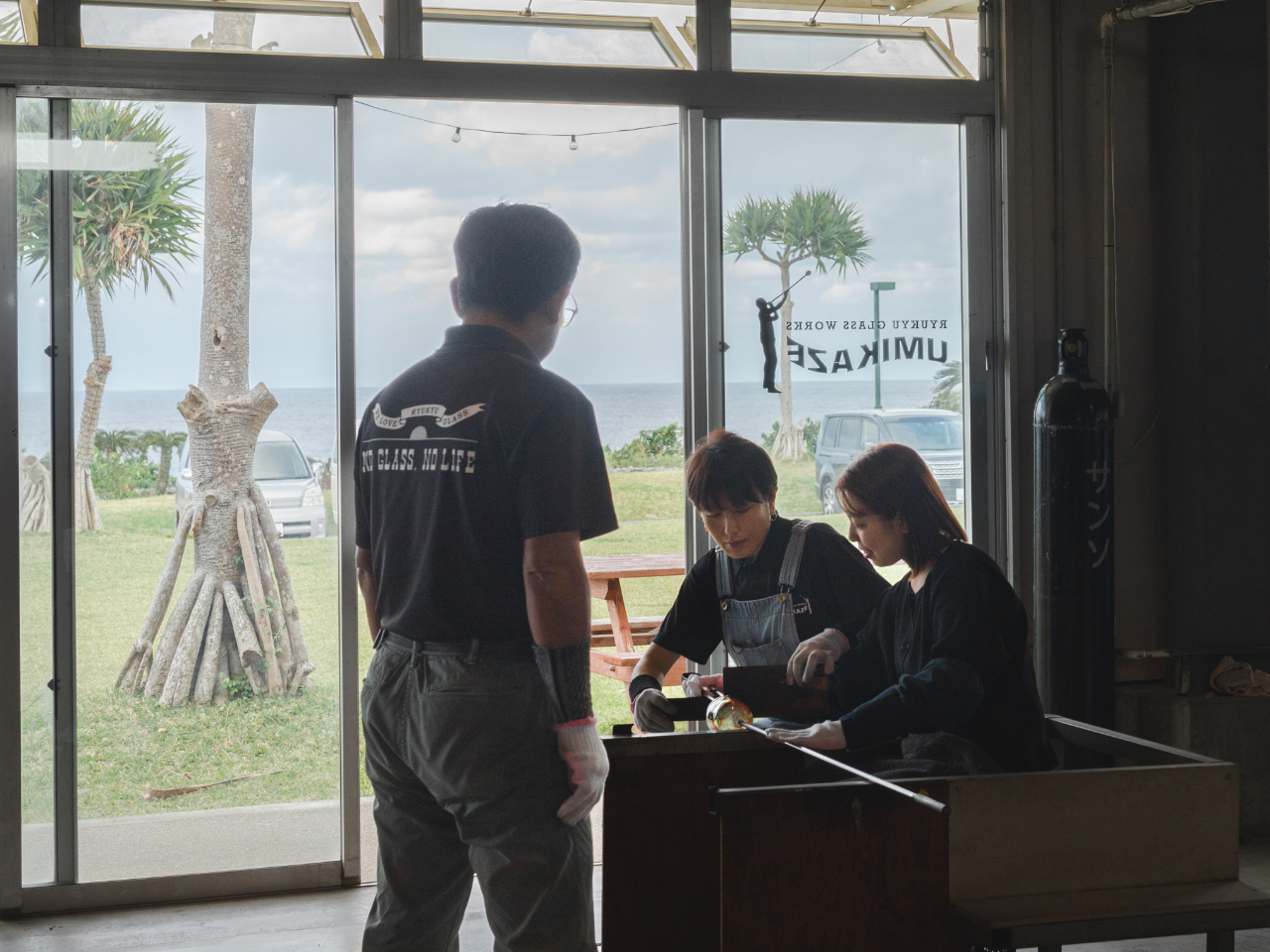 H[̊OɖڂƁAČiFLĂ܂B܂ŌiF̂H[͌łȂȂ܂B