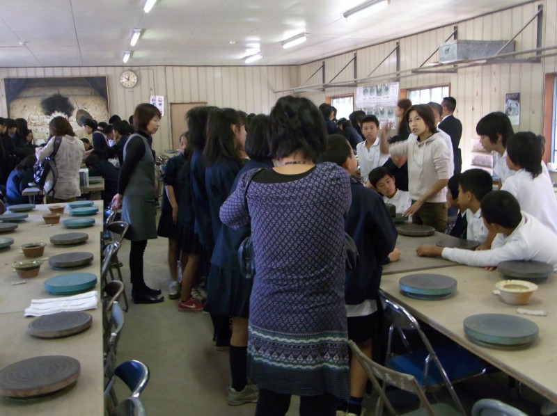 手ひねり(紐造り)にて好きな器を製作して頂きます。職人による実演を交えた説明。