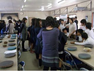 手ひねり(紐造り)にて好きな器を製作して頂きます。職人による実演を交えた説明。