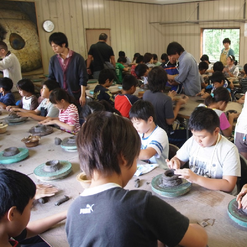 手ひねりは焼き物作りで一番基本になる製作方法で保育園のお子様から御高齢の方までお気軽に体験して頂けます。
