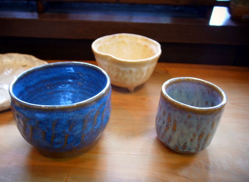 ガス窯の色見本。色の種類は当苑オリジナルの8色から。