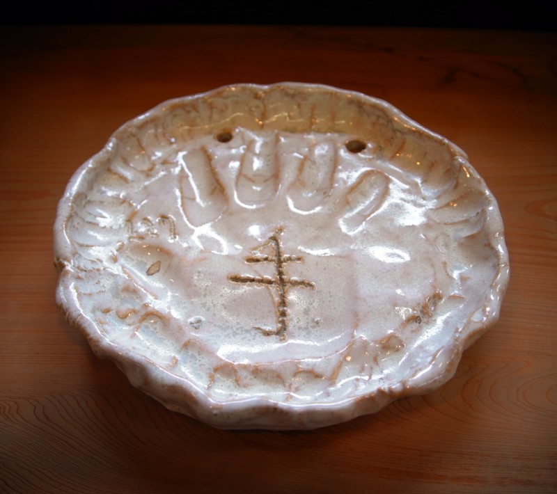 思いのままに粘土をこねて土に向かうと楽しいです。手形なども記念になりますよ。