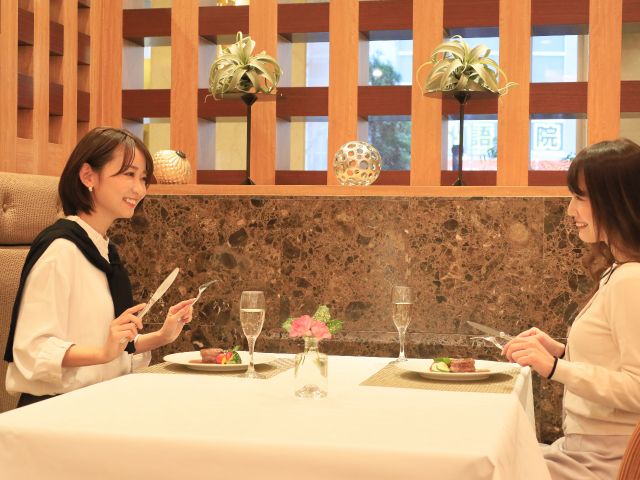 カジュアルな空間で話も弾みます