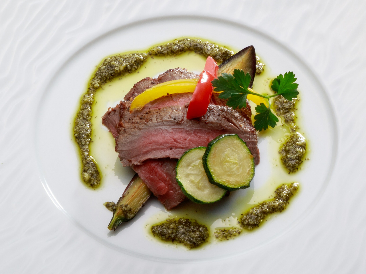 ランチコース 肉料理(牛)イメージ メニューは季節により変更しています