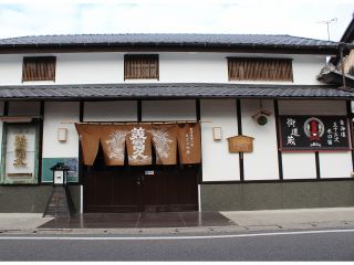 創業100有余年の老舗蔵元。手前の道は東海道五十三次の街道です。暖簾をくぐってお入りください。
