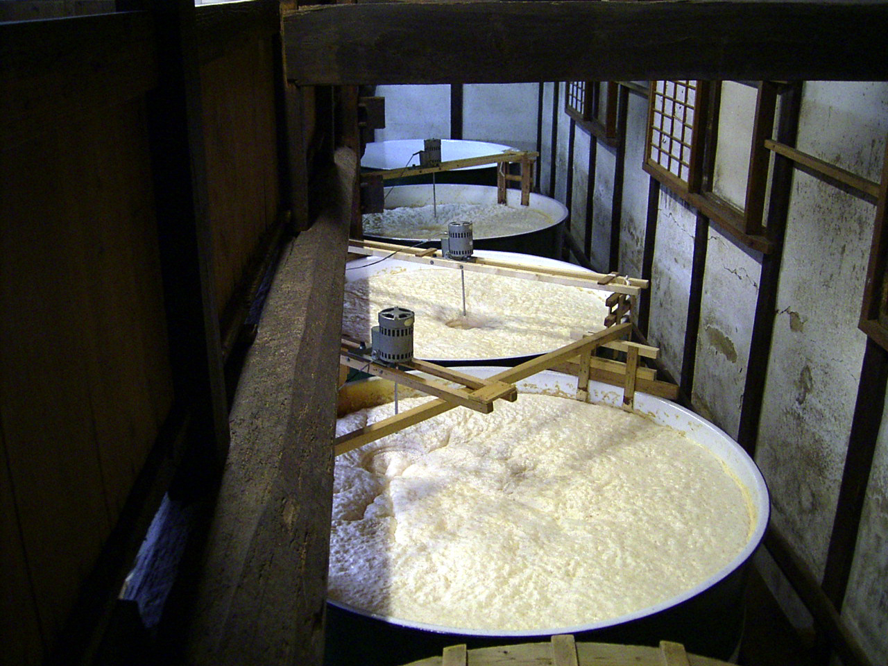 冬場は実際に醗酵しているモロミを上から見てもらえます!!この光景は1月・2月・3月の仕込み期間だけ。冬と夏で見てもらう場所が変わります!!