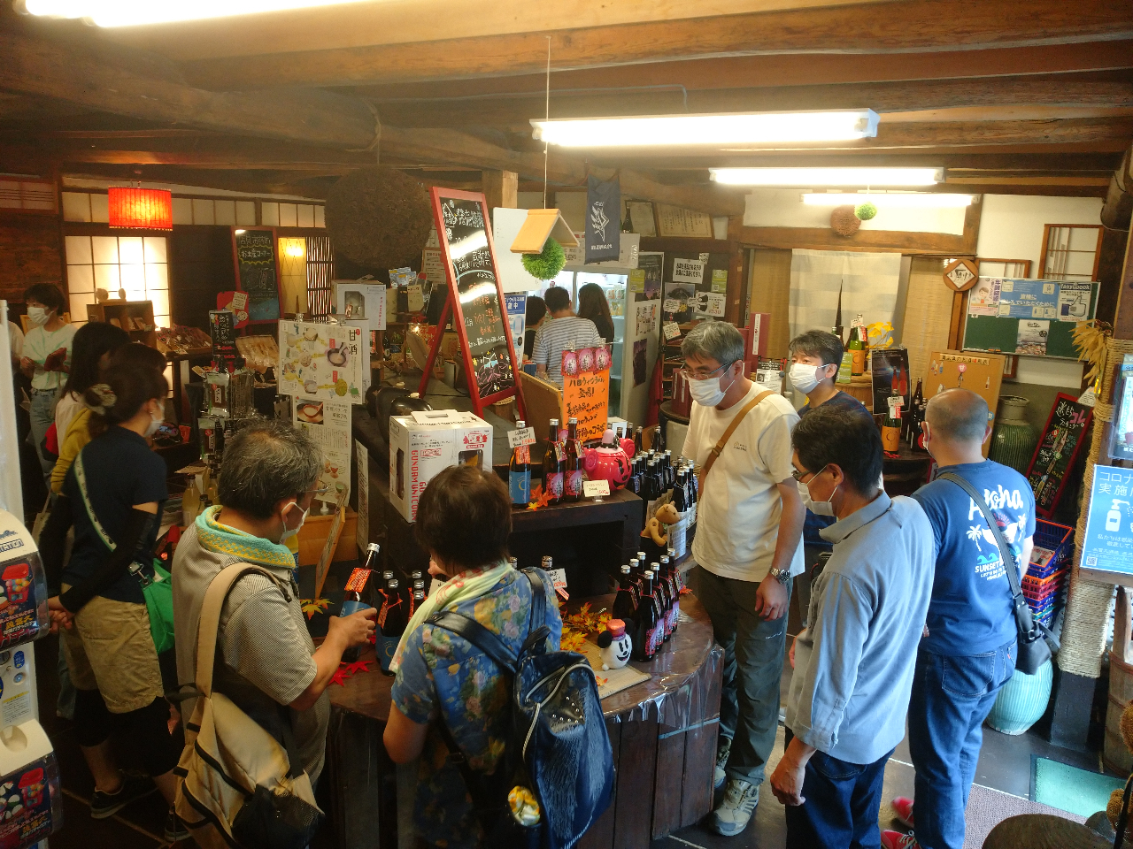 店内には地元で定番のお酒から季節のお酒、市場には出していない超レアなお酒なども並んでおり、季節の変りと共にその時しか味わえないお酒をご用意しています。