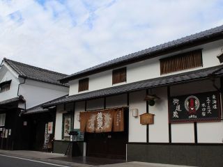 蔵の入口です。暖簾をくぐってお入りください。