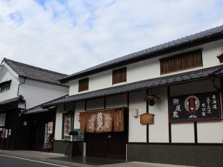 蔵の入口です。暖簾をくぐってお入りください。