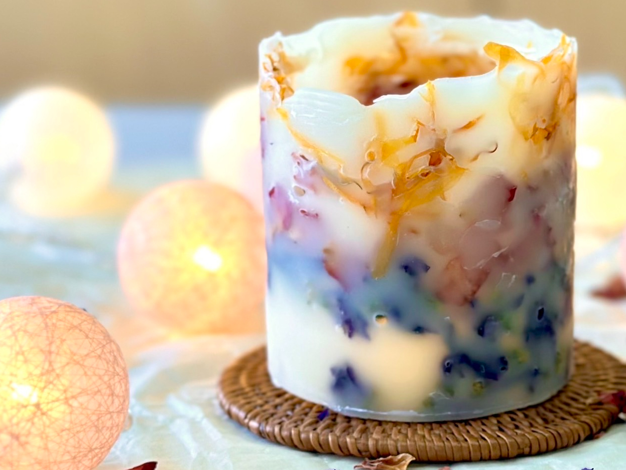 ミツロウとハーブのナチュラルな素材だけで作ります。