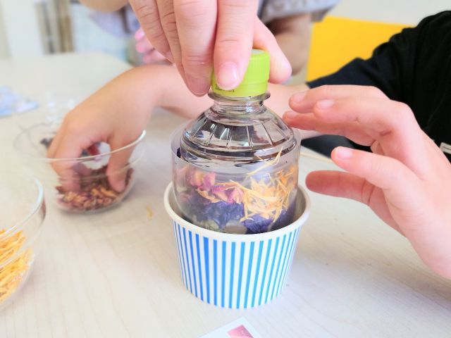 ハーブが模様になるので、入れ方次第で世界に一つだけのランタンに。