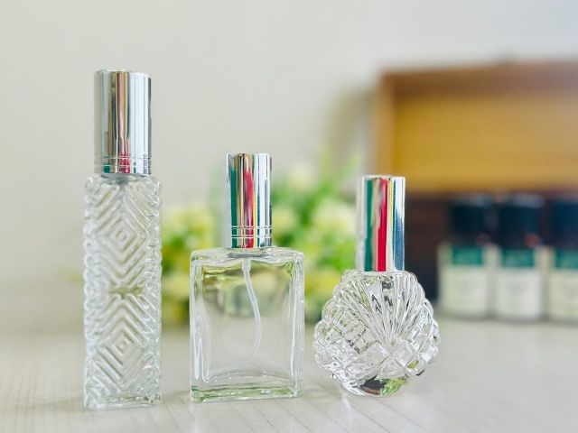 素敵な香水瓶(10ml)にアロマをブレンドした ご自分だけのオリジナルアロマ香水を入れてお持ち帰りいただけます