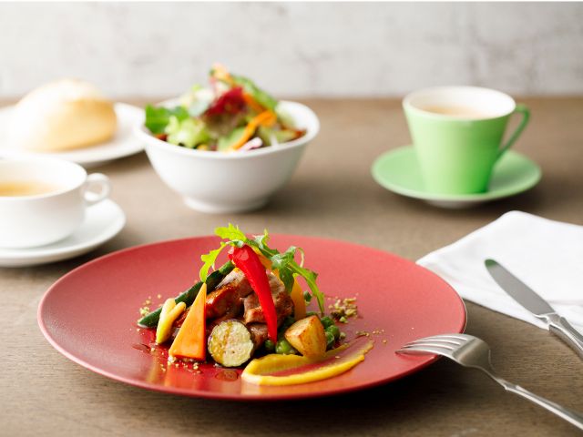 フレンチのランチセット メインは出来立て パンは焼き立て