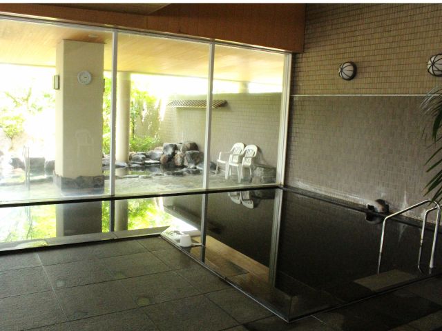 内湯も落ち着いています。