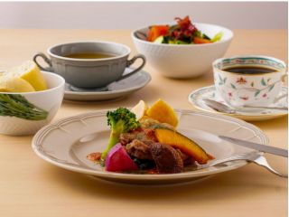 フレンチのランチセット メインは出来立て パンは焼き立て