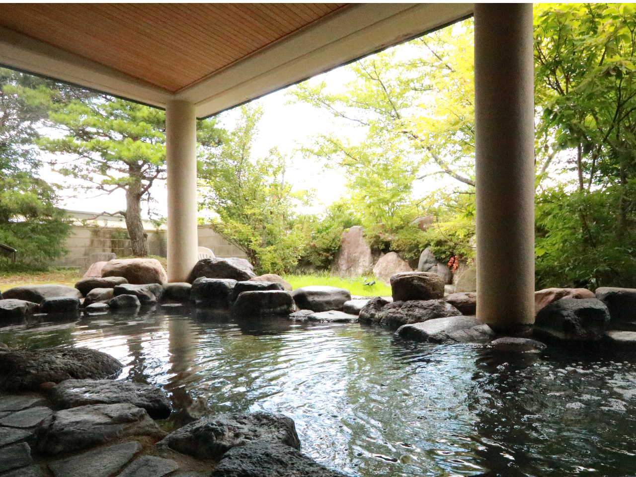 緑や赤、そして白。季節に移り変わる色合いを楽しみながら温まりください。