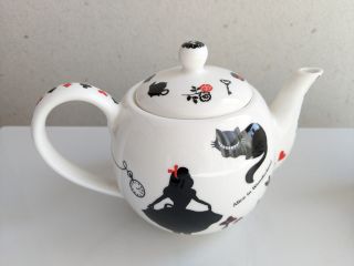 まあるいポット(約500ml)にシルエット転写紙をシール感覚で貼り付けます。アリスとチシャ猫。