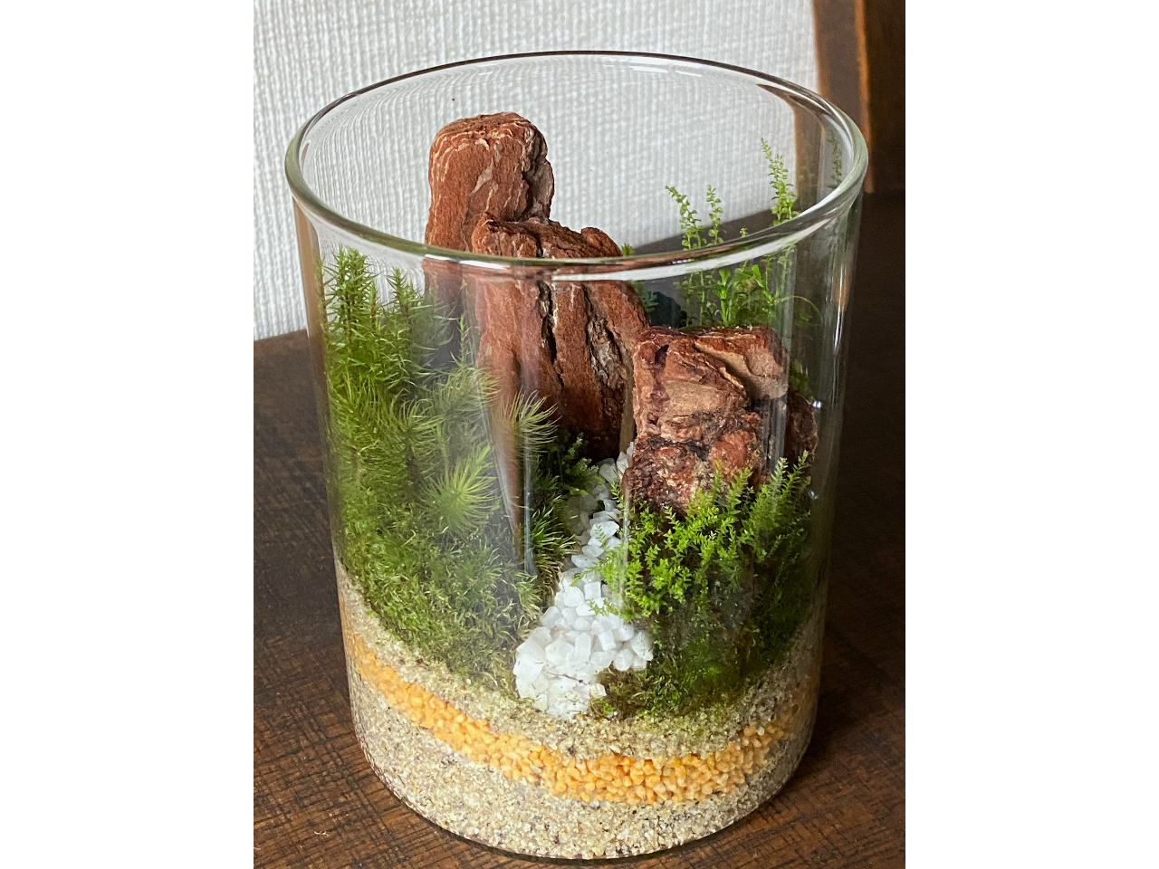 ガラス器の高さがあるので、傾斜をつけたり、バークなどを使ってダイナミックにデザインできます。