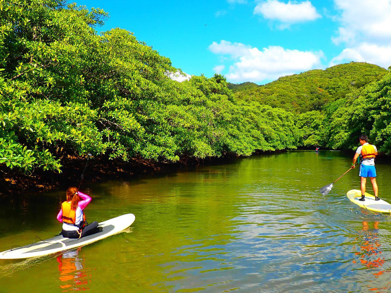青空の下でSUP(サップ)クルーズ