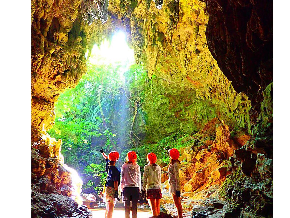 神秘の鍾乳洞探検(ケイビング)・西表島トレッキングツアー