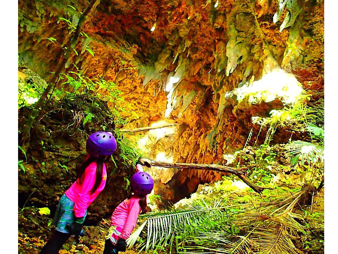 西表島トレッキングツアー・鍾乳洞体験(ケイビング)